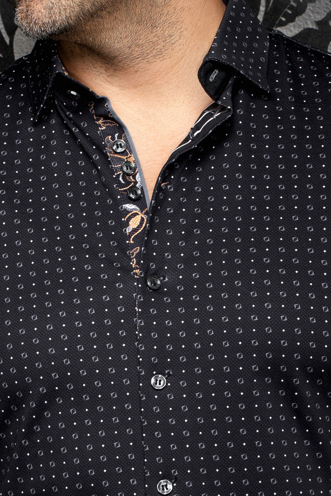Col, des boutons et patte intérieure contrastante d’une chemise noire pour homme par Au Noir, en gros plan