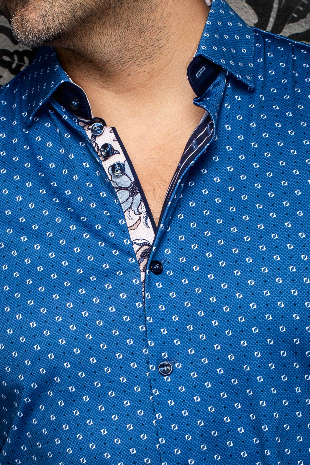 Col de chemise bleue à motifs, boutons foncés et patte intérieure contrastée pour homme par Au Noir, en gros plan
