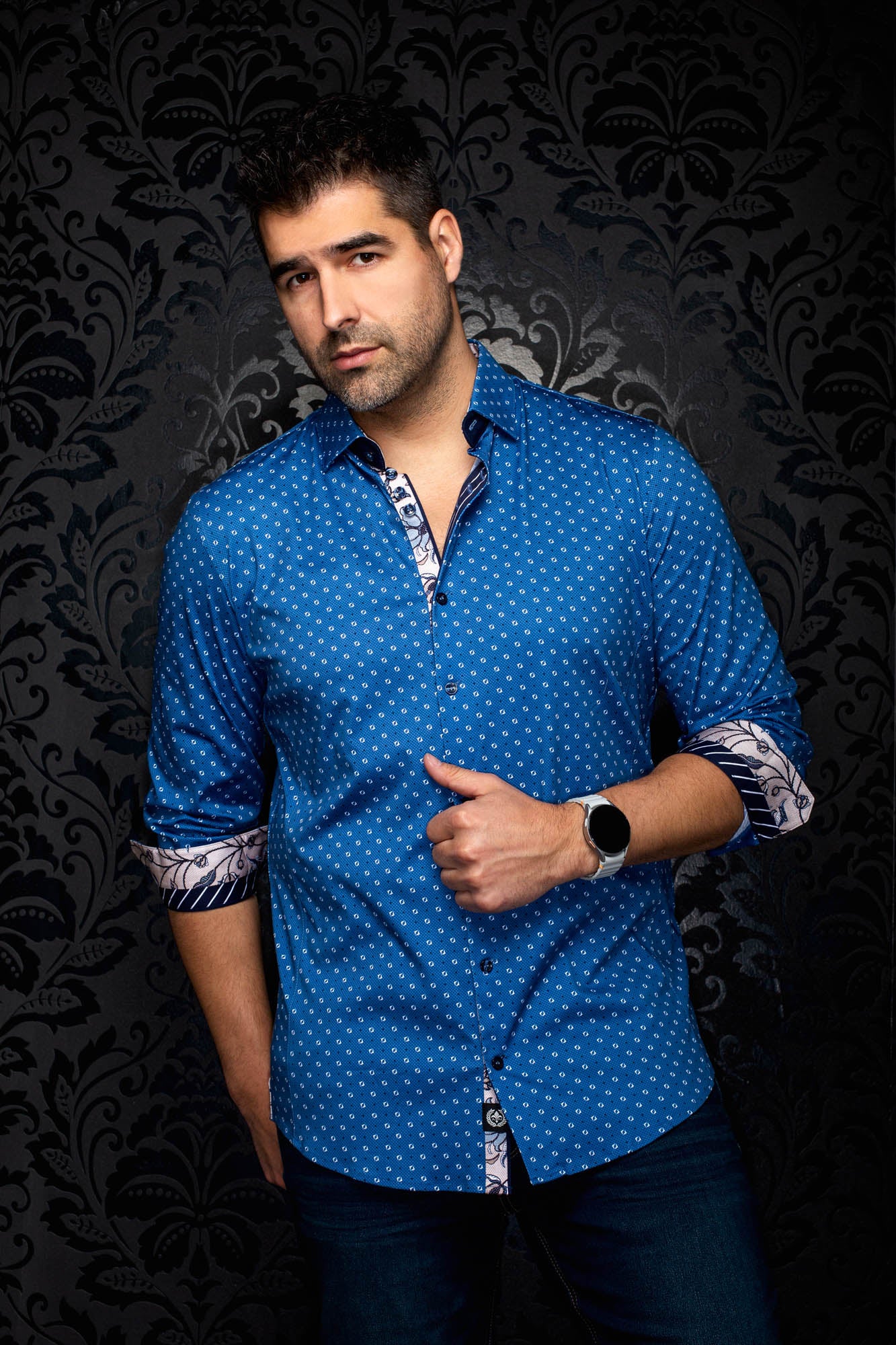 Chemise bleue à petits motifs blancs, vue de face avec manches roulées et revers contrastés pour homme par Au Noir