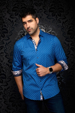 Chemise bleue à petits motifs blancs, vue de face avec manches roulées et revers contrastés pour homme par Au Noir