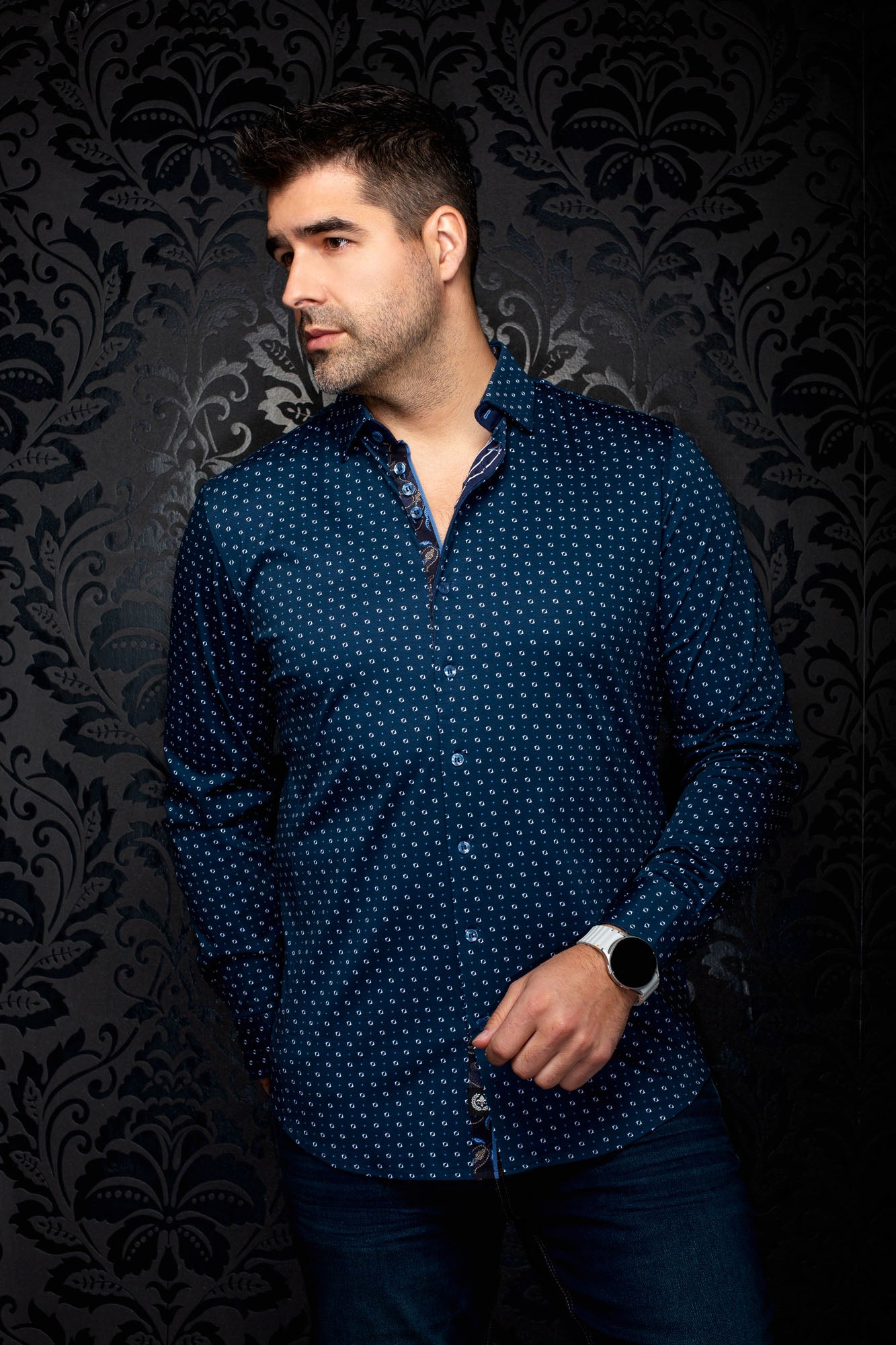 Chemise boutonnée bleu marine à imprimé géométrique, vue avant de biais avec patte contrastante pour homme par Au Noir