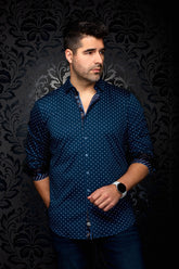 Chemise boutonnée bleu marine à imprimé géométrique, vue avant avec poignets contrastants roulés pour homme par Au Noir