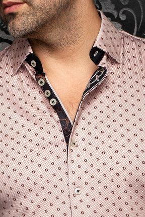 Col, des boutons et patte intérieure noire d’une chemise rose à motif pour homme par Au Noir, en gros plan