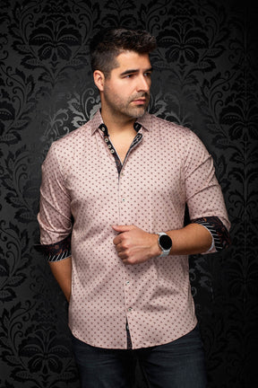Vue avant en angle d’une chemise rose à motif géométrique avec revers noirs roulés pour homme par Au Noir