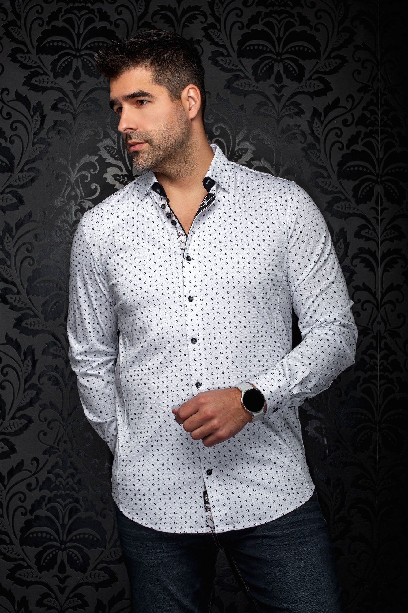 Chemise blanche imprimée à boutons noirs et petit motif géométrique pour homme par Au Noir, vue de face