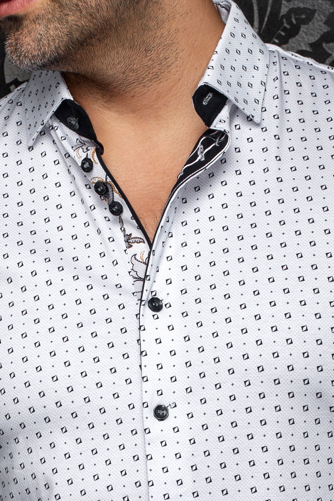 Col de chemise blanche imprimée, boutons noirs, passepoil et patte contrastante pour homme par Au Noir, en gros plan