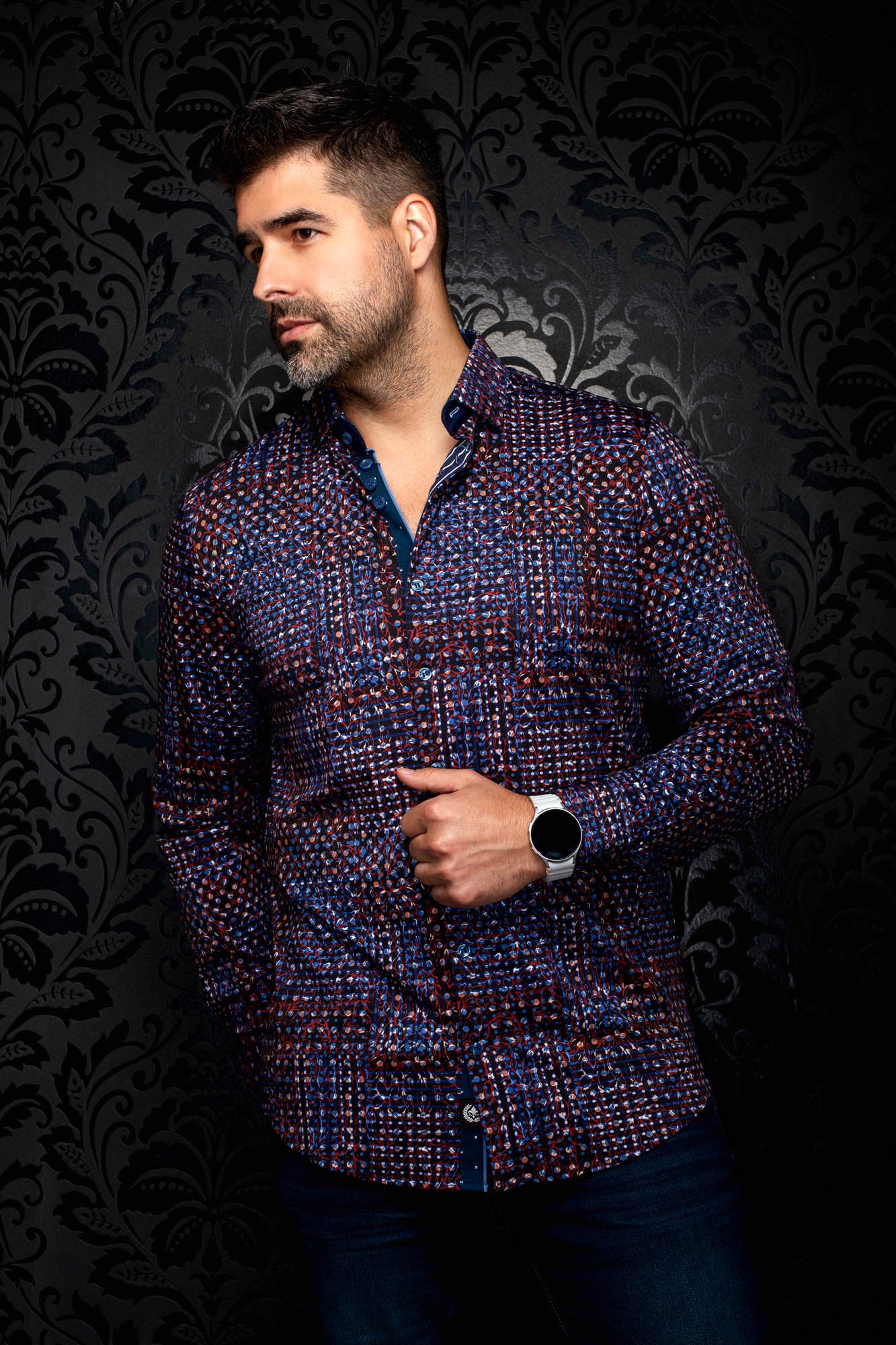 Vue en angle d’une chemise boutonnée bleu marine à motif rouge, bleu et blanc pour homme par Au Noir