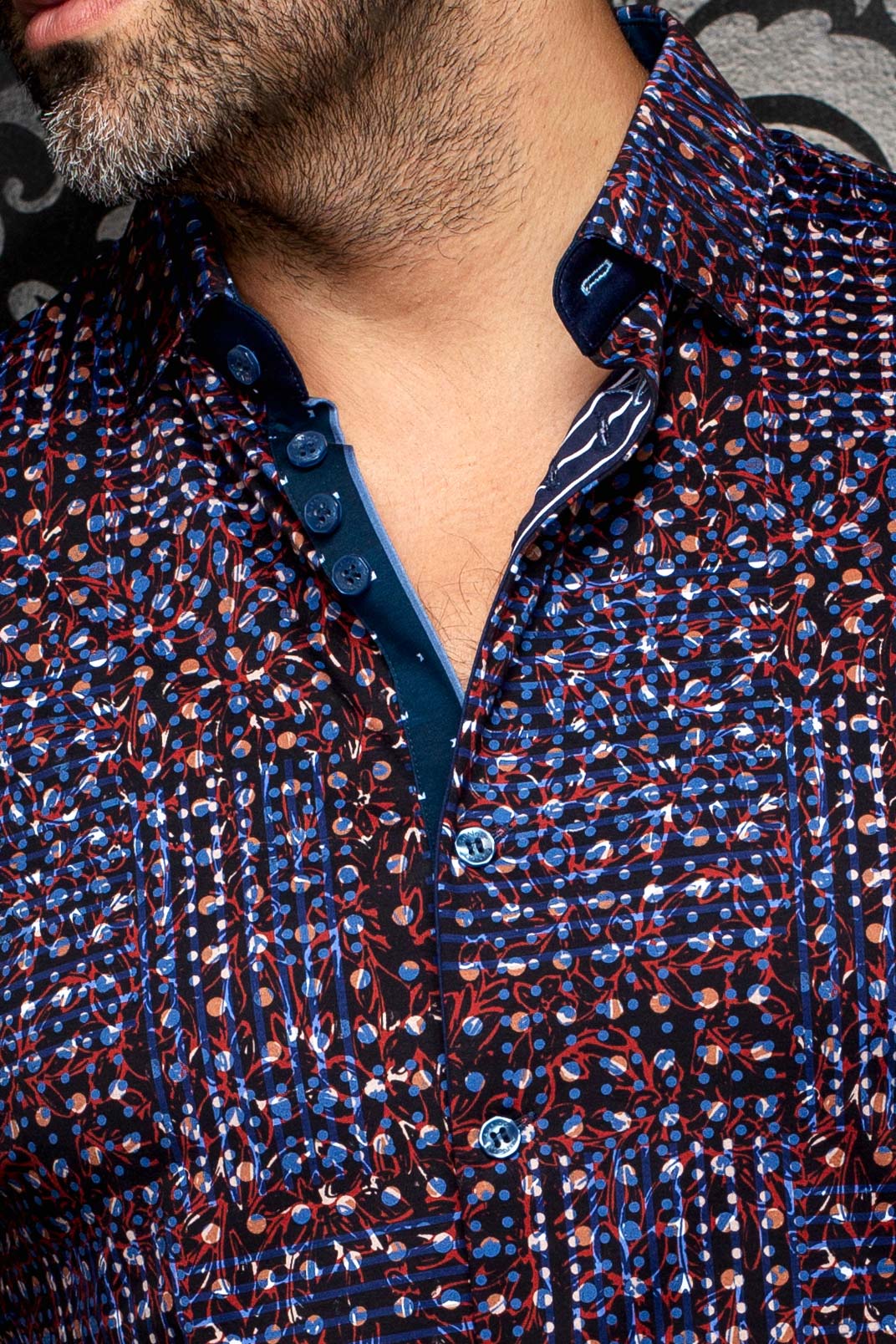 Col, de la patte boutonnée et motif multicolore sur chemise marine pour homme par Au Noir, en gros plan