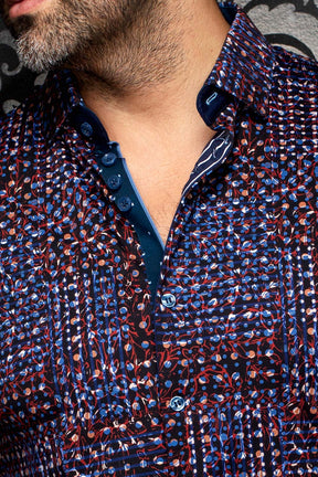 Col, de la patte boutonnée et motif multicolore sur chemise marine pour homme par Au Noir, en gros plan