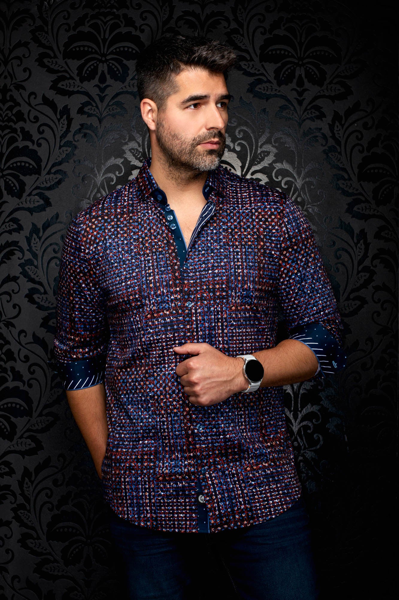 Vue de face d’une chemise boutonnée marine à motif rouge et bleu, poignets contrastants roulés pour homme par Au Noir