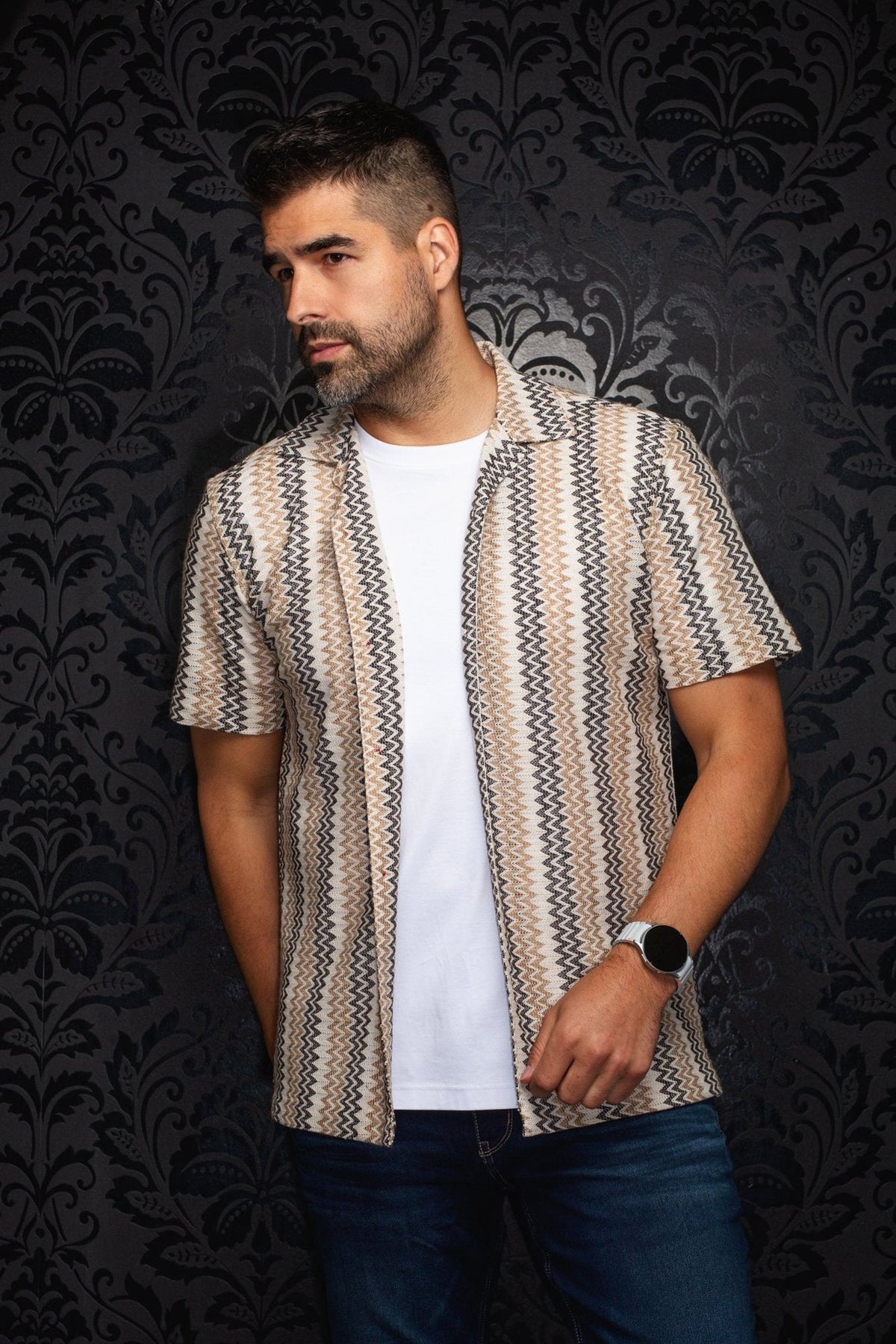 Chemise manches courtes à col ouvert pour homme par Au Noir | RAJ-T Beige | Machemise.ca, inventaire complet de la marque Au Noir