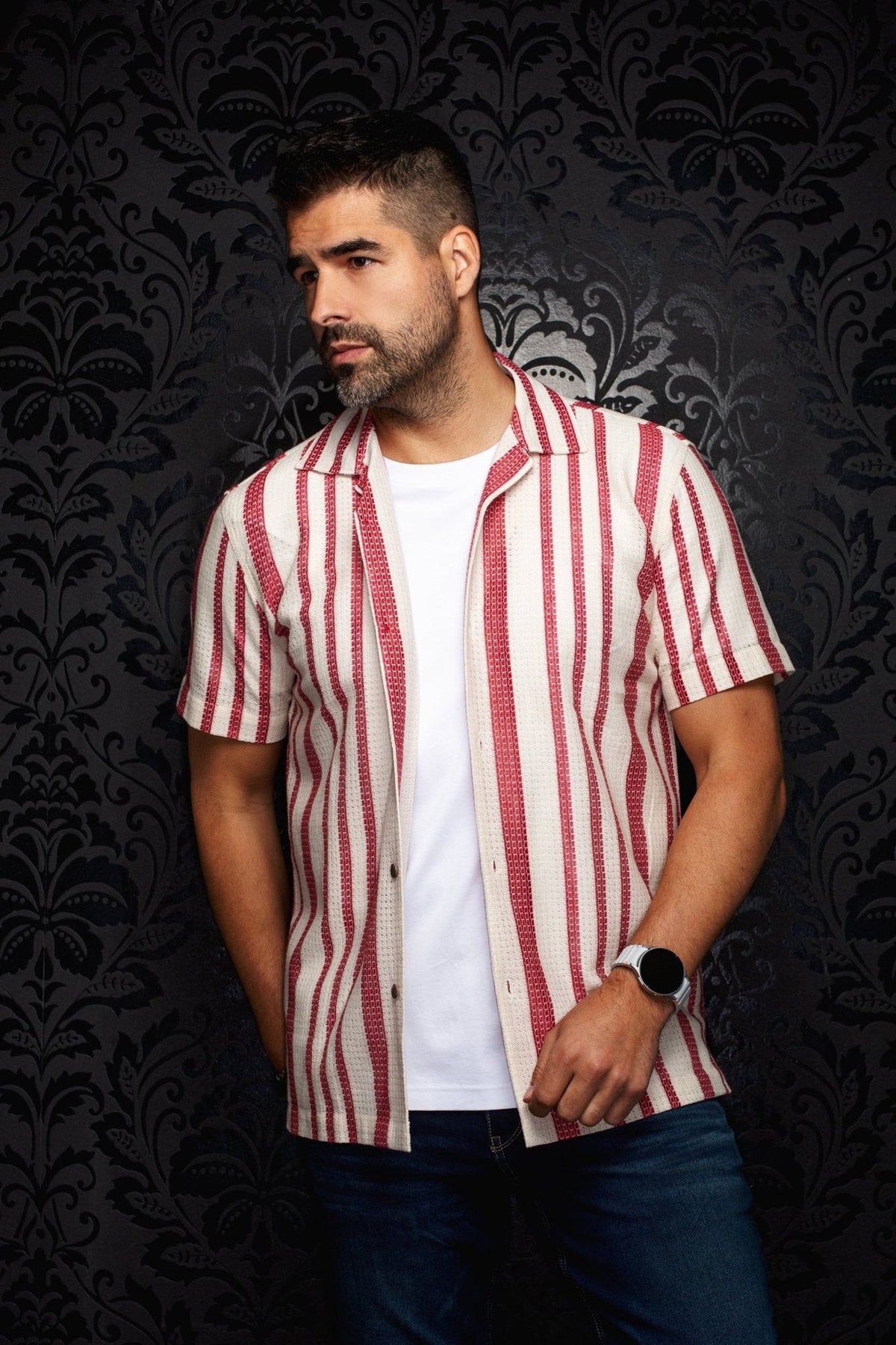 Chemise manches courtes à col ouvert pour homme par Au Noir | RAJ-T Cabernet | Machemise.ca, inventaire complet de la marque Au Noir