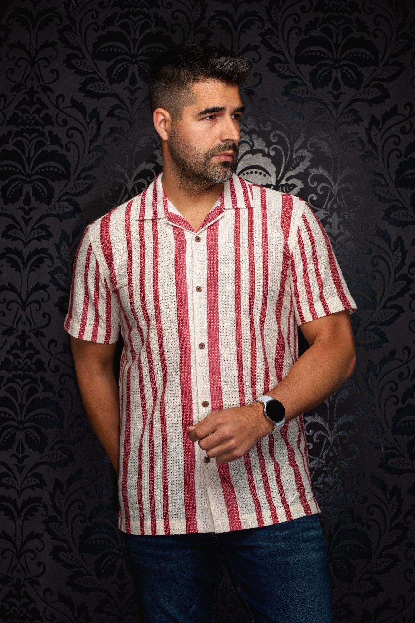 Chemise manches courtes à col ouvert pour homme par Au Noir | RAJ-T Cabernet | Machemise.ca, inventaire complet de la marque Au Noir
