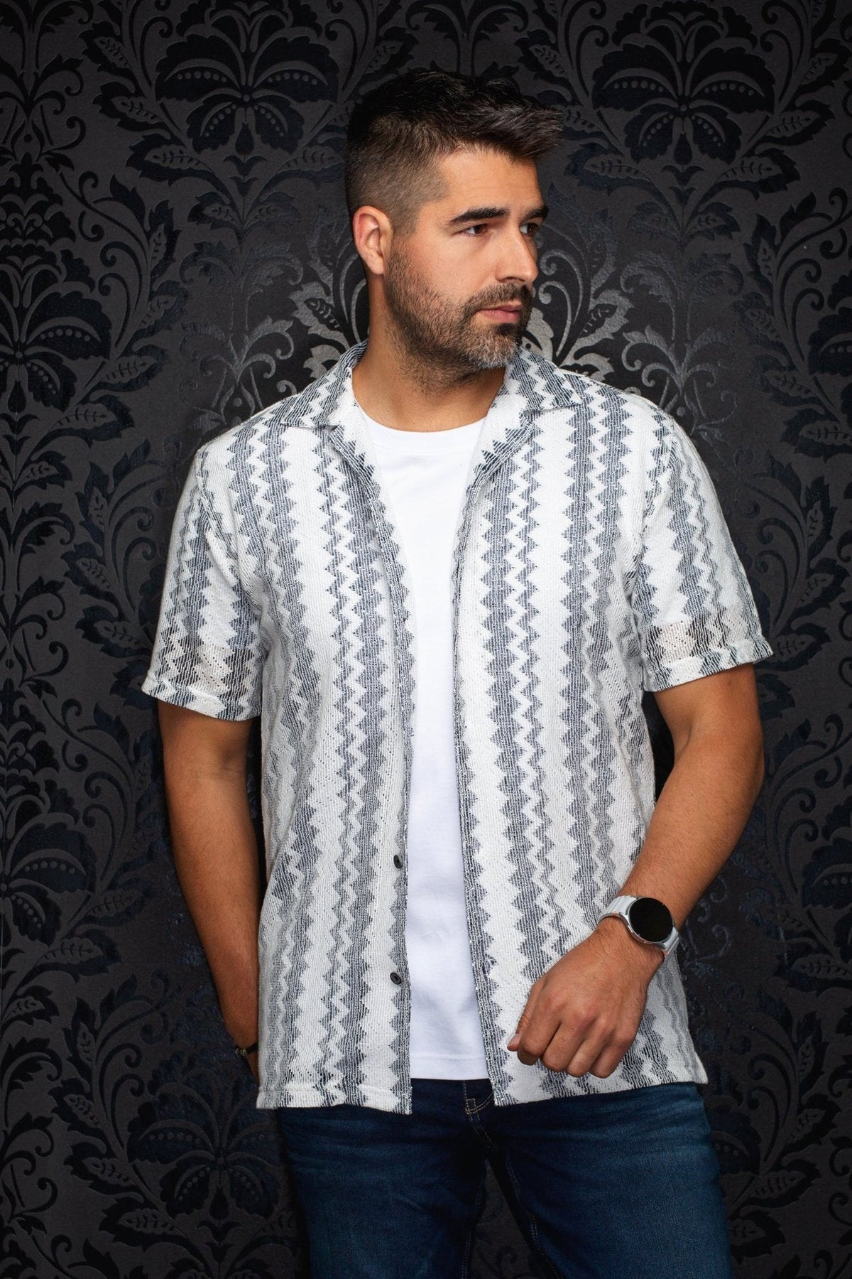 Chemise manches courtes à col ouvert pour homme par Au Noir | RAJ-T Blanc | Machemise.ca, inventaire complet de la marque Au Noir