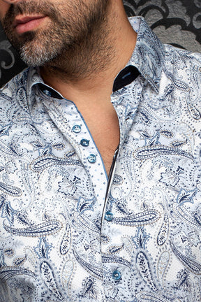 Chemise blanche à motif cachemire, boutons bleus et intérieur contrastant pour homme par Au Noir, en gros plan