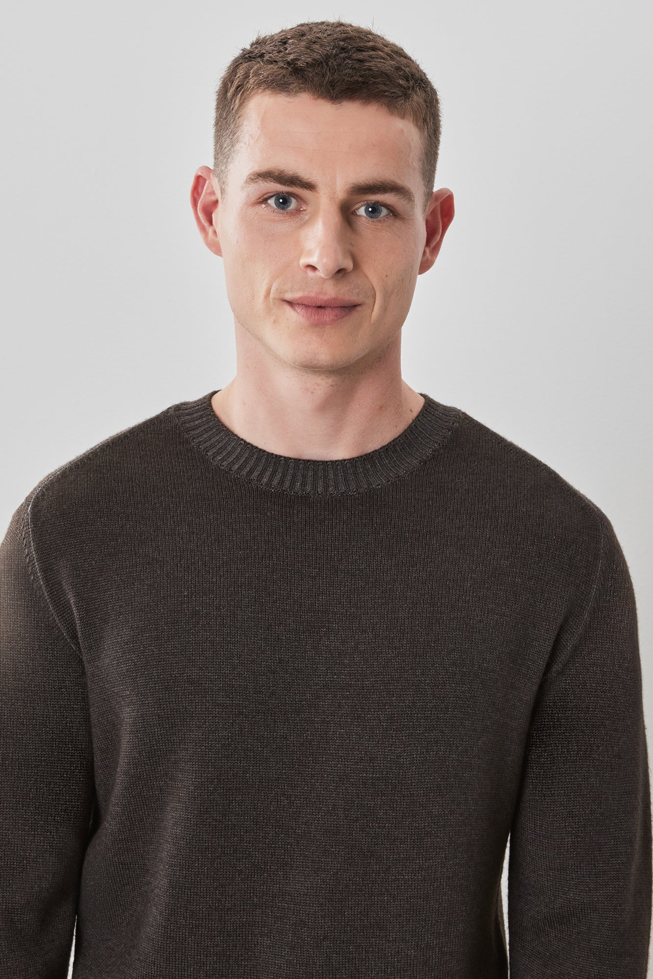 Chandail M.L. col rond pour homme par Robert Barakett | RB32345 Bertona Brun | Machemise.ca, vêtements mode pour hommes