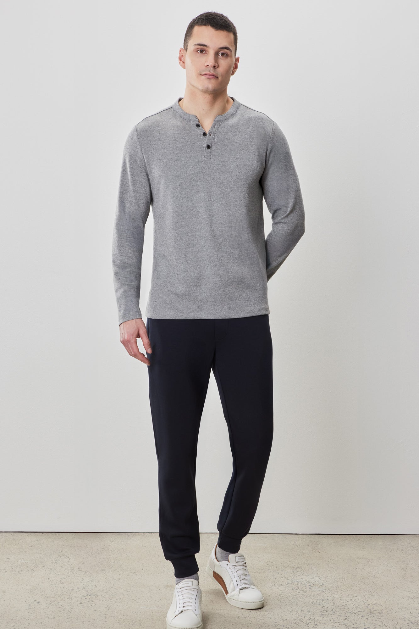 T-Shirt M.L. henley pour homme par Robert Barakett | RB52157 Alec Gris | Machemise.ca, vêtements mode pour hommes