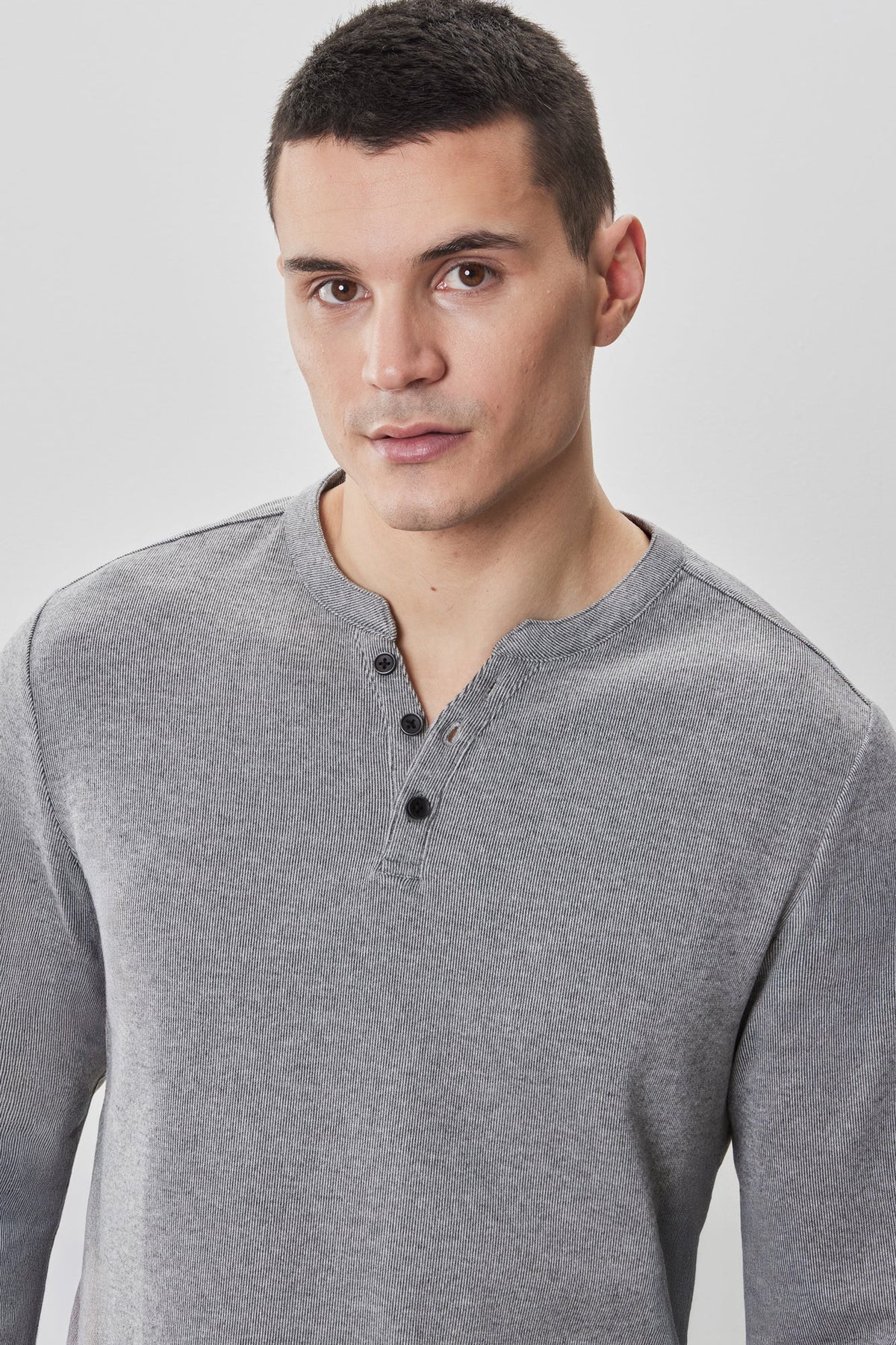 T-Shirt M.L. henley pour homme par Robert Barakett | RB52157 Alec Gris | Machemise.ca, vêtements mode pour hommes