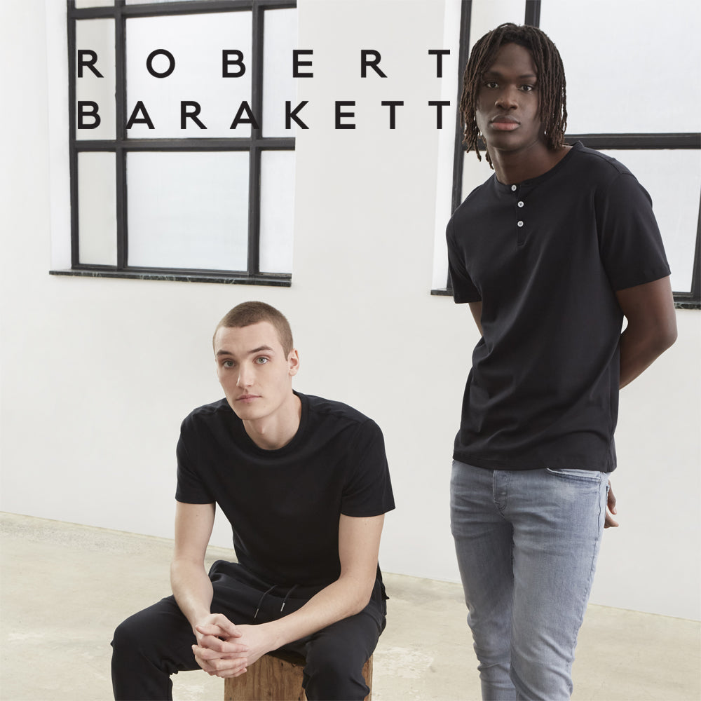 Deux hommes portant des t-shirts classiques, noirs, provenant de la marque robert barakett 