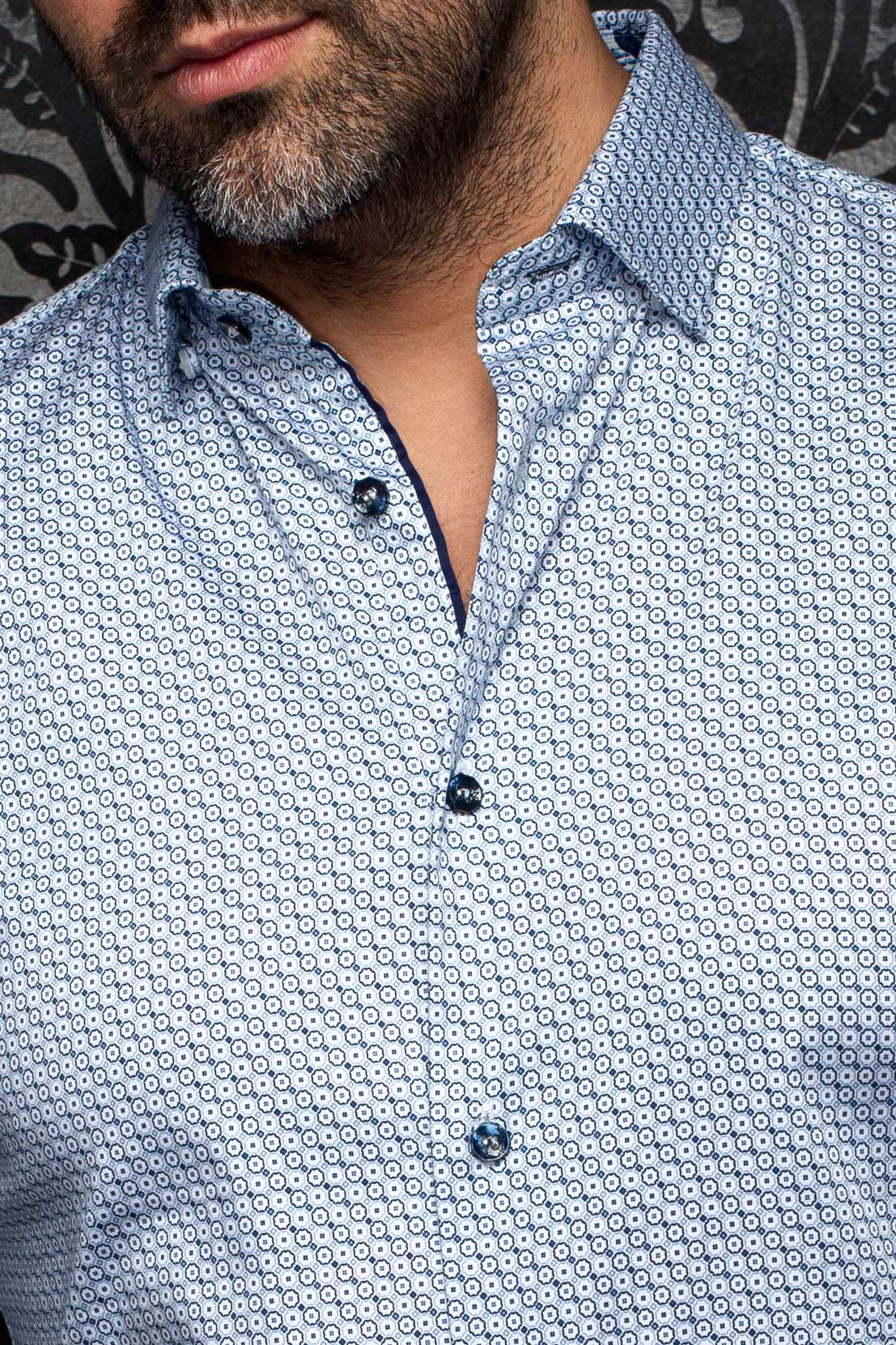 Chemise bleue pâle à motif géométrique avec col, boutons foncés et garniture marine pour homme par Au Noir, en gros plan