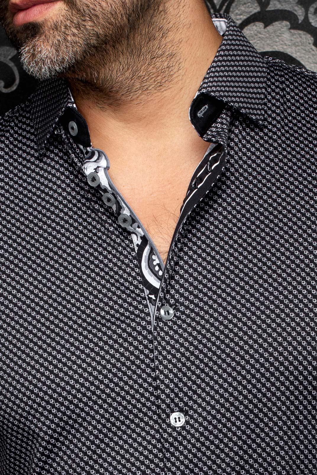 Col, des boutons et patte intérieure contrastée d’une chemise noire pour homme par Au Noir, en gros plan