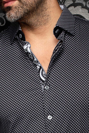 Col, des boutons et patte intérieure contrastée d’une chemise noire pour homme par Au Noir, en gros plan
