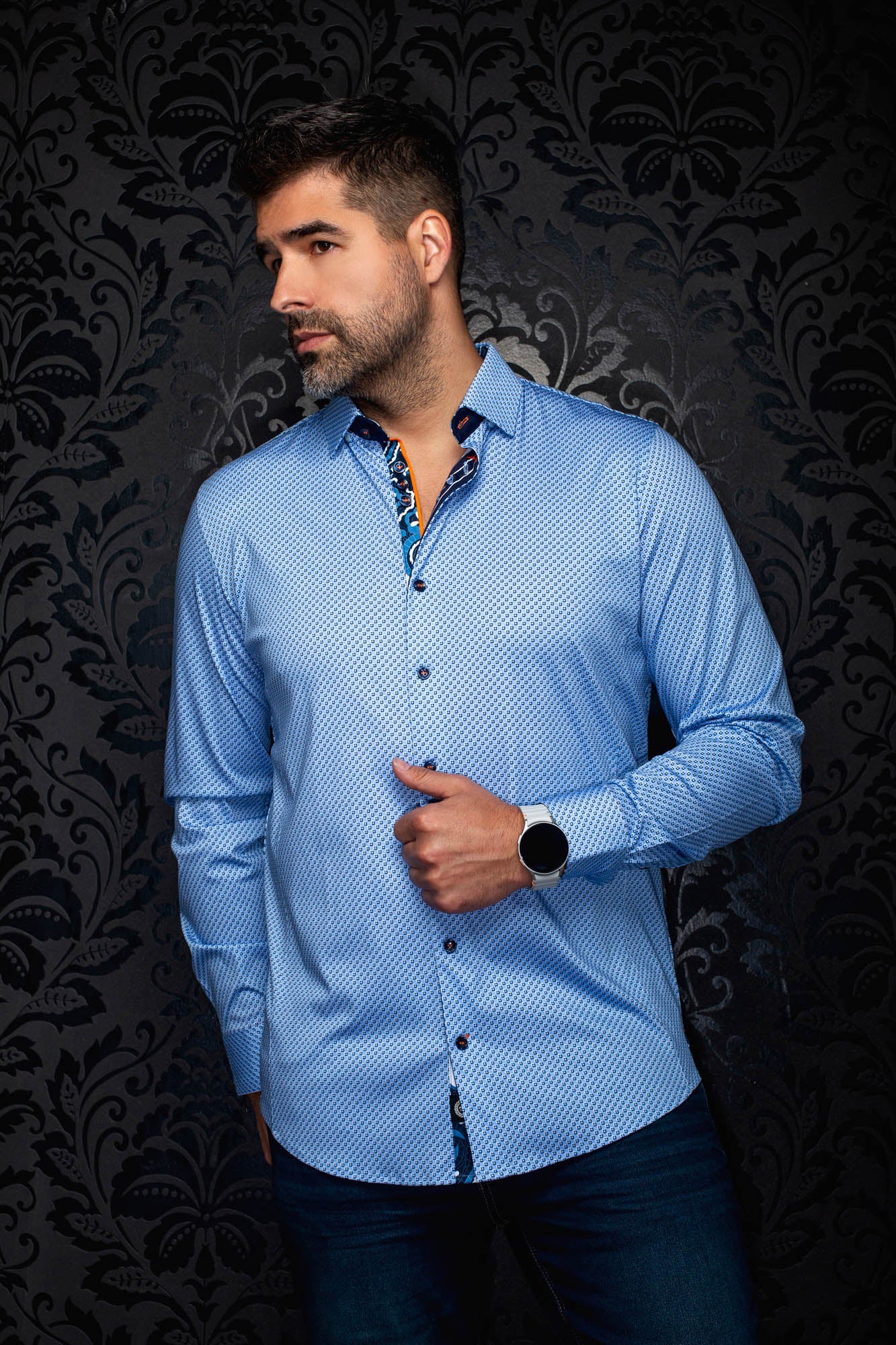Chemise boutonnée bleu pâle à micro motif, vue de face avec garniture intérieure marine pour homme par Au Noir