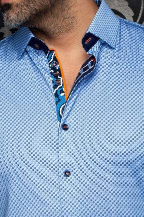 Col de chemise bleue pâle à motif, boutons, patte marine et passepoil orange pour homme par Au Noir, en gros plan