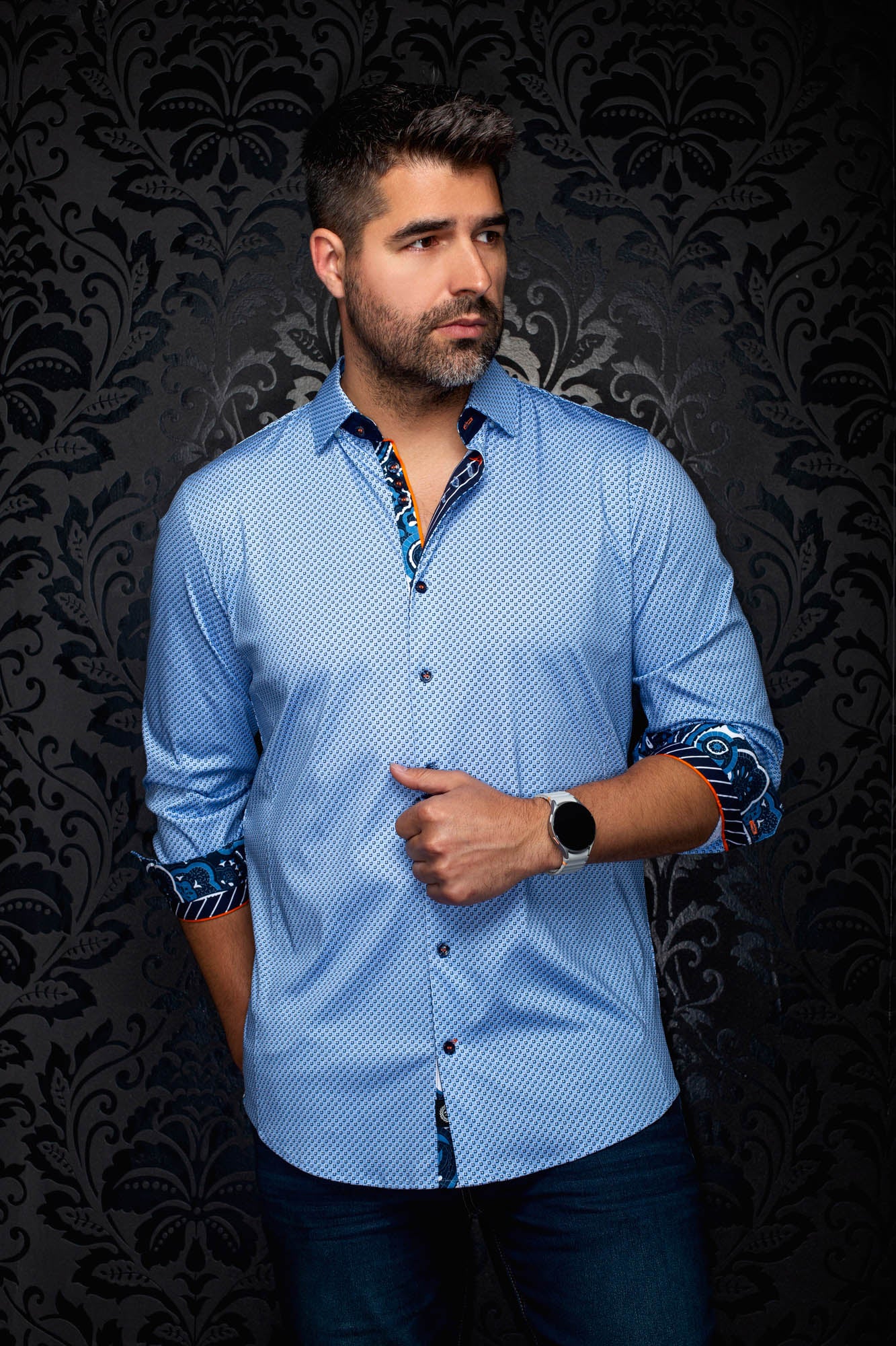Chemise boutonnée bleu pâle à motif, vue de face avec poignets roulés et garniture marine pour homme par Au Noir
