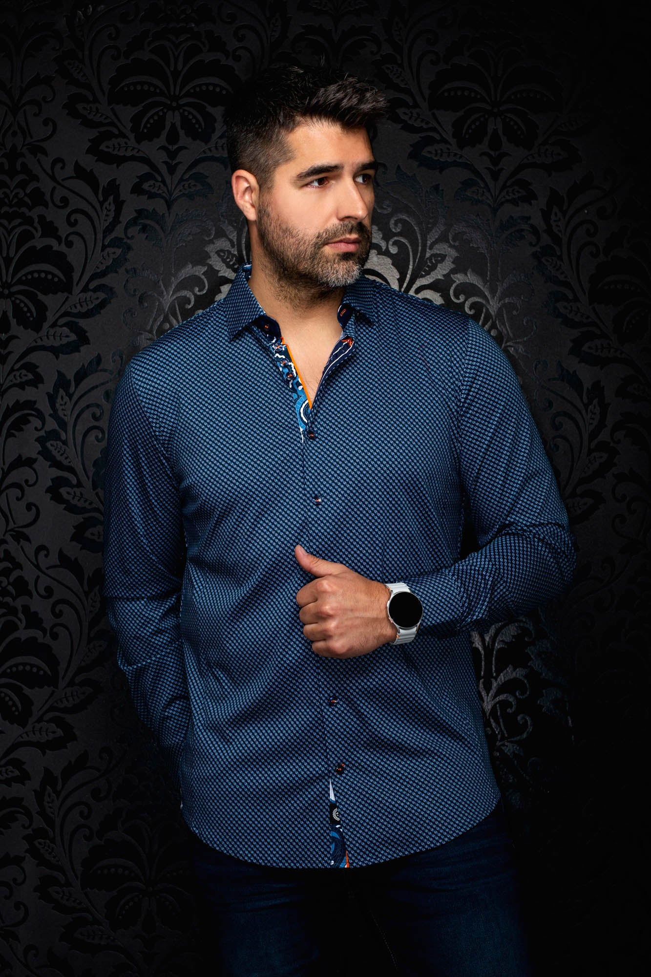 Chemise bleu marine à manches longues, micro motif et patte contrastante pour homme par Au Noir, vue de face