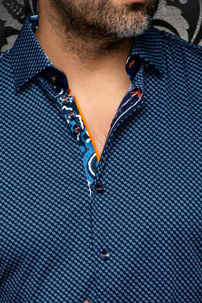 Gros plan du col de chemise bleu marine à micro motif avec patte contrastante orange pour homme par Au Noir