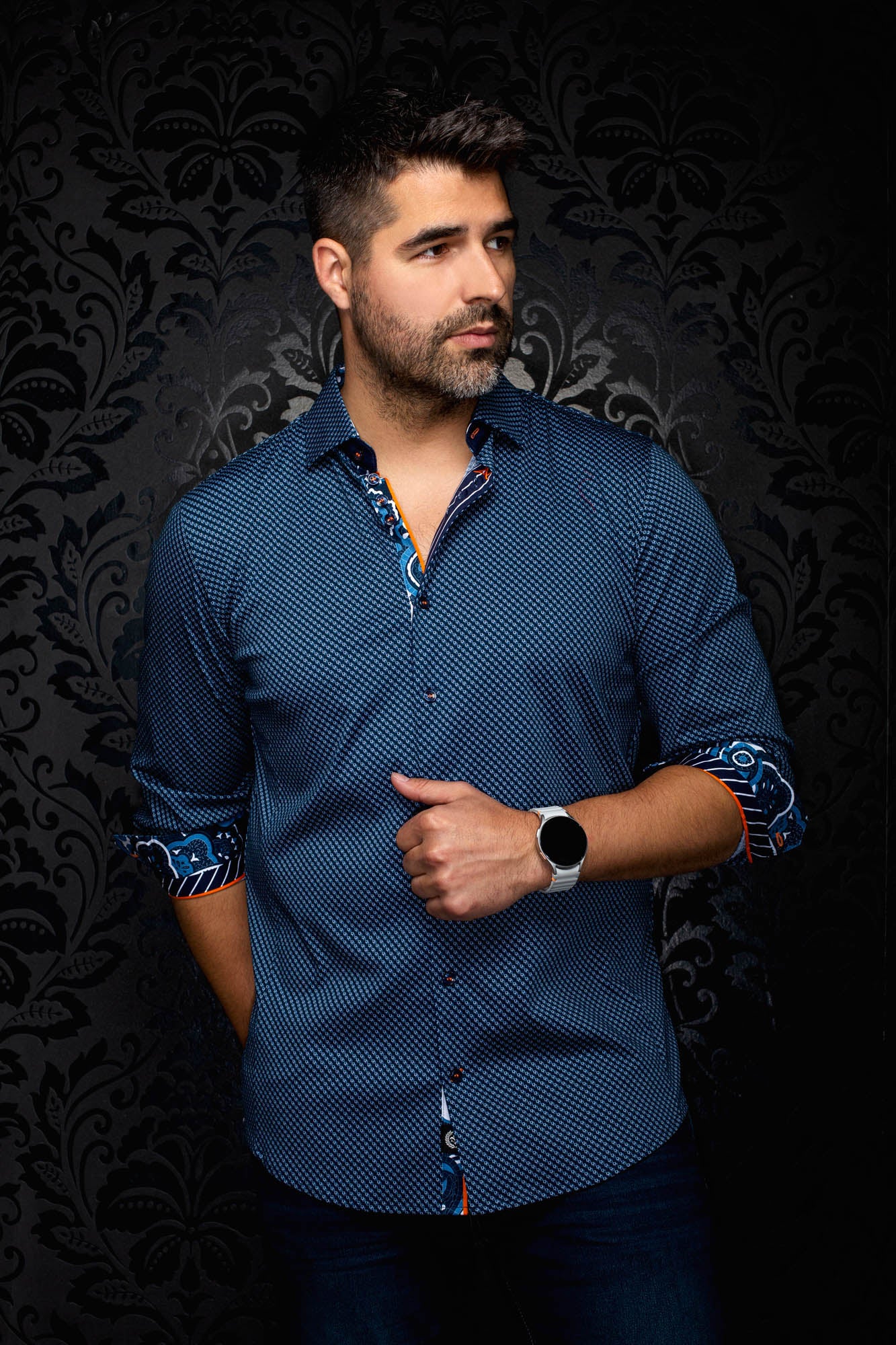 Vue avant en angle d’une chemise bleu marine à motif, poignets roulés contrastants pour homme par Au Noir