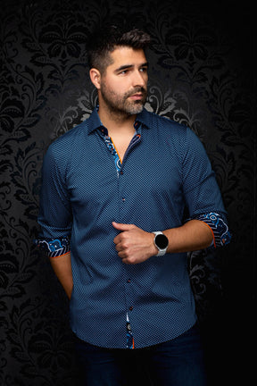 Vue avant en angle d’une chemise bleu marine à motif, poignets roulés contrastants pour homme par Au Noir