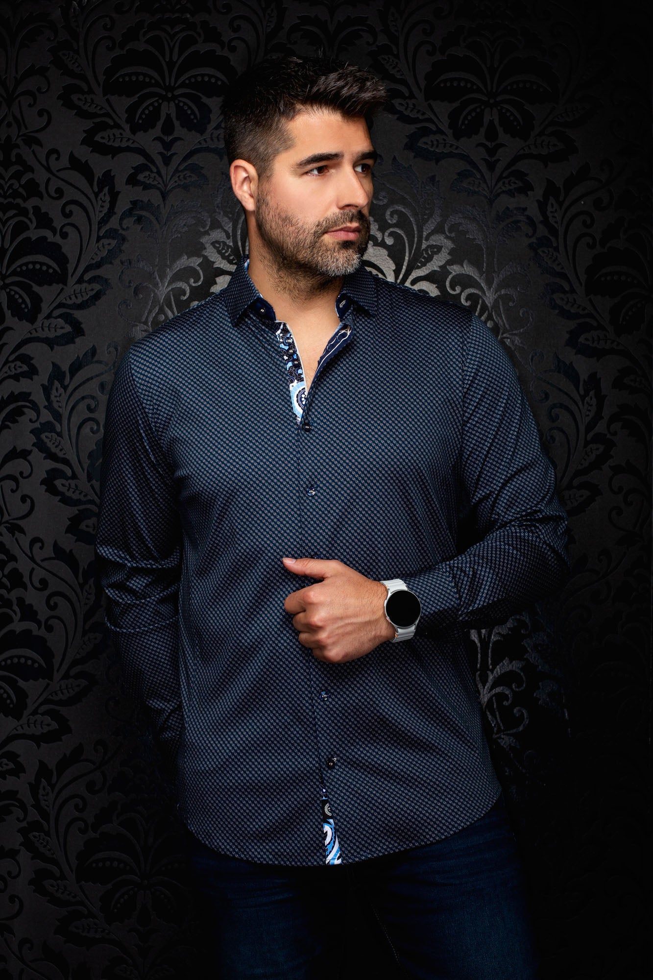 Chemise boutonnée bleu marine à micromotif avec col pointu, vue de face sur mannequin pour homme par Au Noir