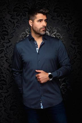 Chemise boutonnée bleu marine à micromotif avec col pointu, vue de face sur mannequin pour homme par Au Noir