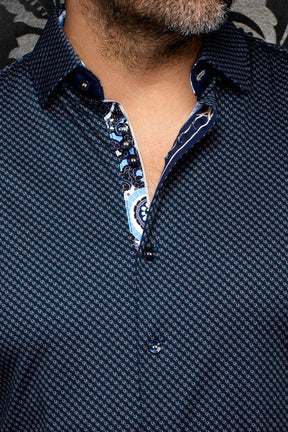 Gros plan du col, des boutons et de la patte fleurie contrastée d’une chemise bleu marine pour homme par Au Noir