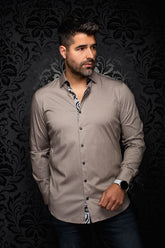 Chemise beige, vue de face sur mannequin pour homme par Au Noir