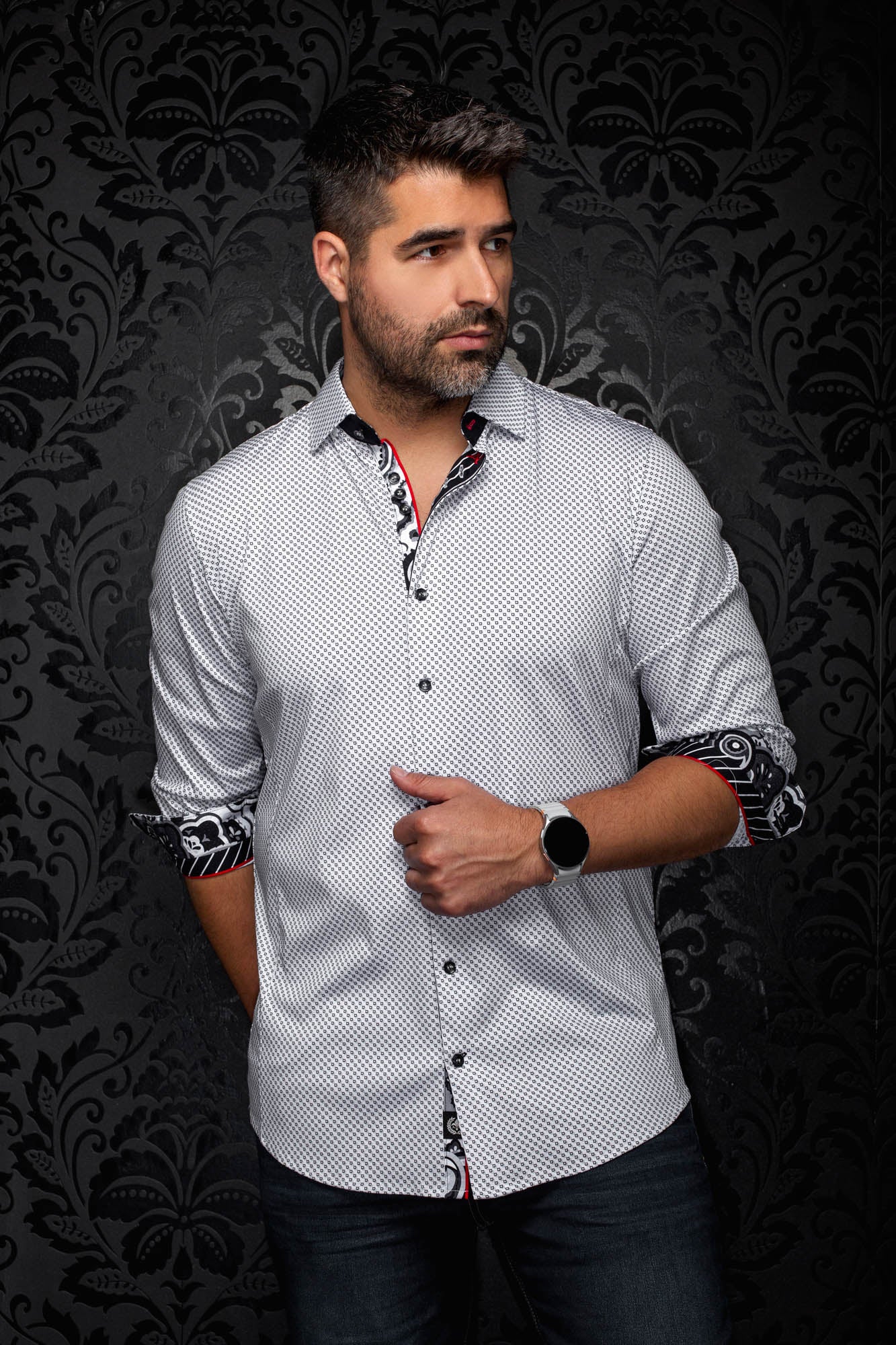 Chemise blanche boutonnée à micro motif noir, col contrastant, vue de face sur mannequin pour homme par Au Noir