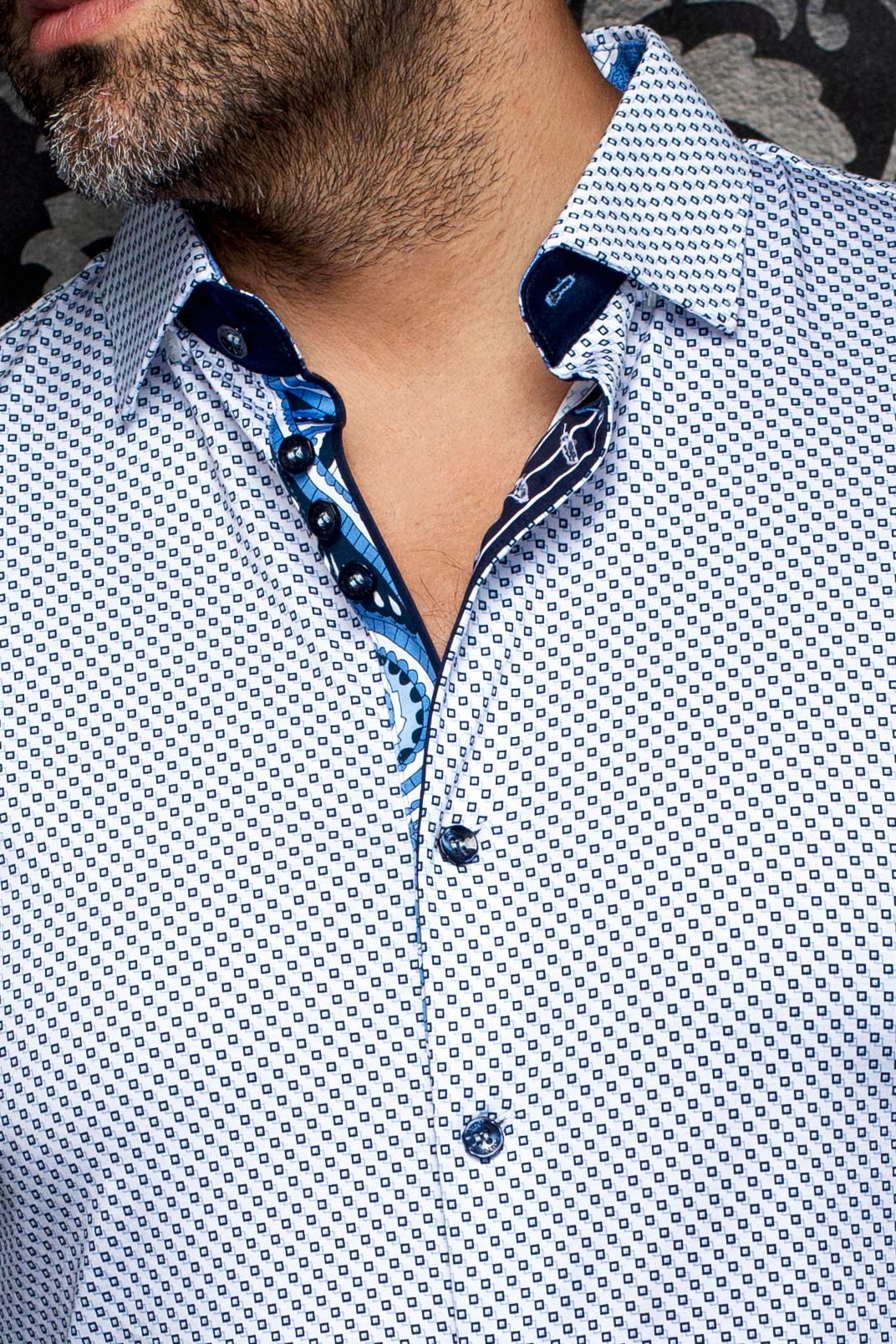 Gros plan d'une chemise blanche à motif avec col contrastant marine et garniture de patte pour homme par Au Noir