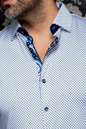 Gros plan d'une chemise blanche à motif avec col contrastant marine et garniture de patte pour homme par Au Noir