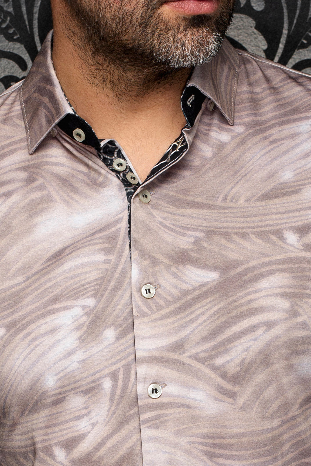 Au Noir men's beige patterned shirt collar, light buttons and black contrast inner placket, close-up