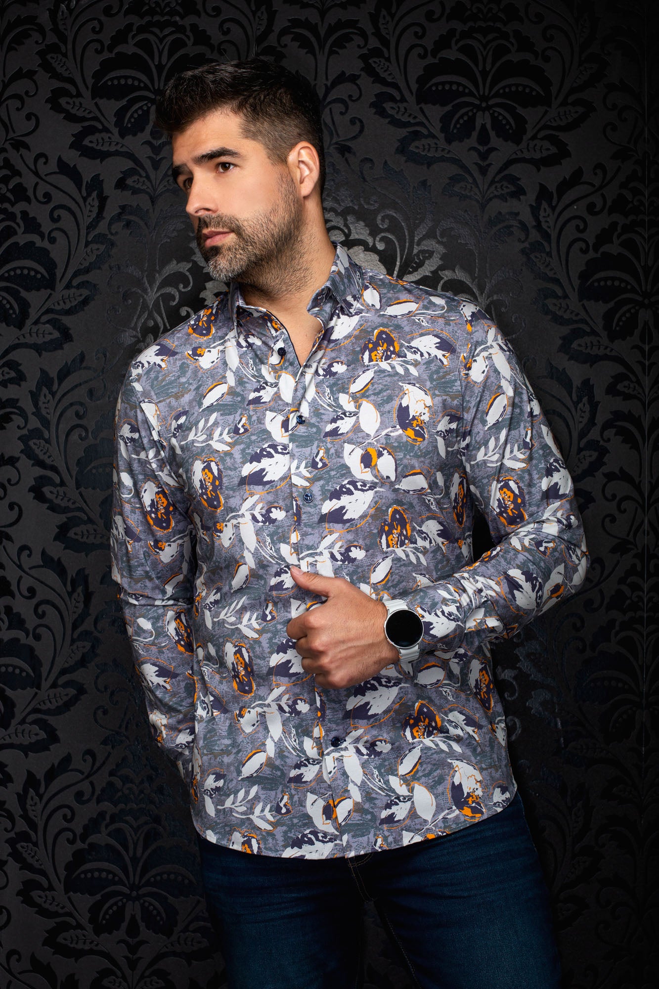 Chemise grise à imprimé floral blanc, accents orange et boutons foncés pour homme par Au Noir, vue avant sur mannequin