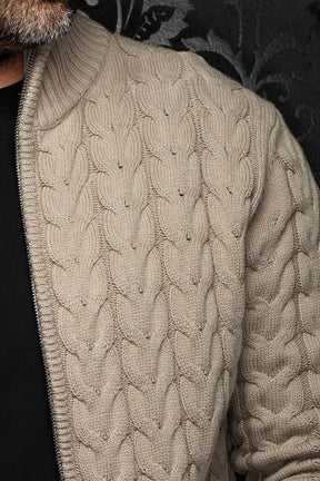 Au Noir men's beige cable-knit merino jacket texture and zipper edge at the shoulder and chest, close-up