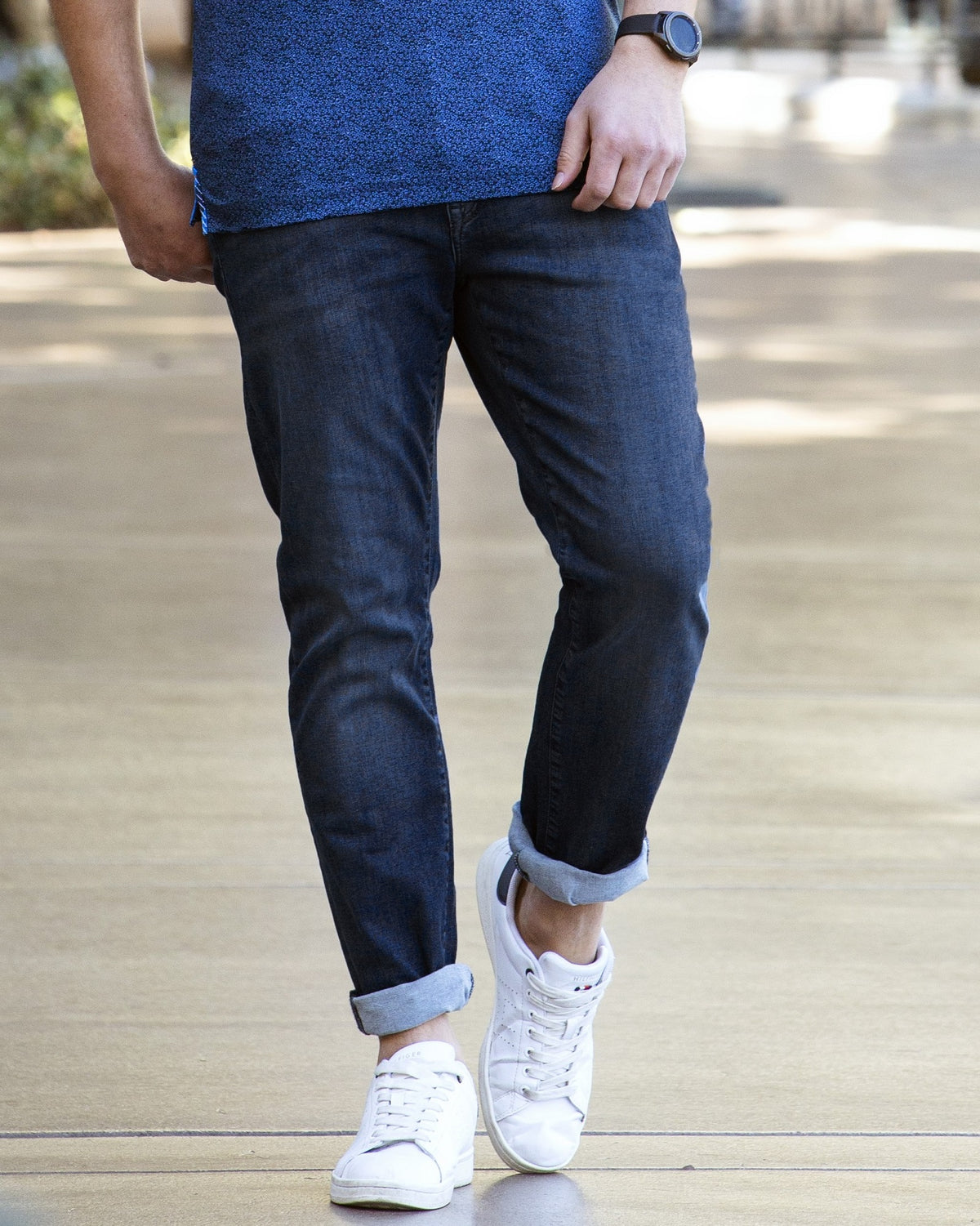 un homme marchant dans la rue avec un jean de la marque au noir | a man walking down the street with black brand jeans