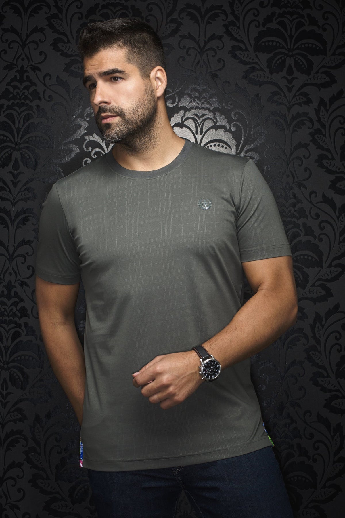 T-Shirt pour homme par Au Noir | C-MICHAEL-VARENNA Olive | Machemise.ca, inventaire complet de la marque Au Noir