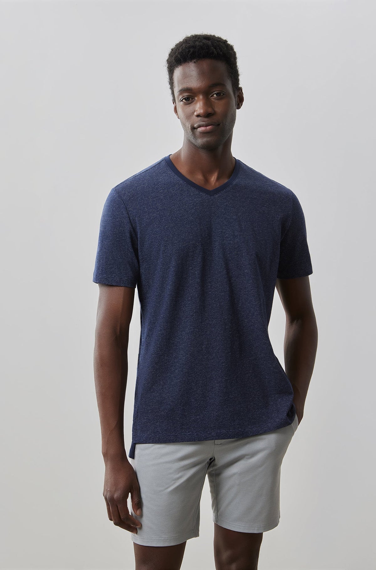 T-Shirt V-neck pour homme par Robert Barakett | Thoreau RB41135 NAVY | Machemise.ca, vêtements mode pour hommes